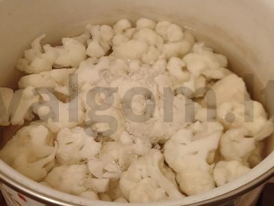 Žiedinė kopūstai su jogurto-sūrio padažu puode Žingsnis 1