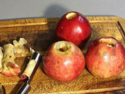 Kepti obuoliai su varške ir džiovintais vaisiais meduje su cinamonu Žingsnis 2