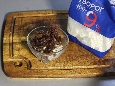 Kepti obuoliai su varške ir džiovintais vaisiais meduje su cinamonu Žingsnis 6