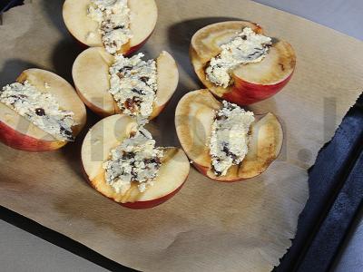 Kepti obuoliai su varške ir džiovintais vaisiais meduje su cinamonu Žingsnis 8