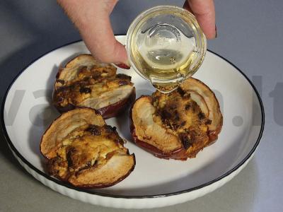 Kepti obuoliai su varške ir džiovintais vaisiais meduje su cinamonu Žingsnis 9