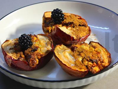 Kepti obuoliai su varške ir džiovintais vaisiais meduje su cinamonu pagrindine nuotrauka