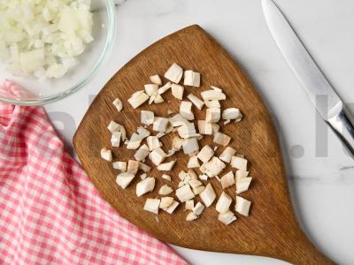 Įdaryti grybai su pomidorų padažu Žingsnis 1