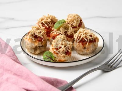 Įdaryti grybai su pomidorų padažu pagrindine nuotrauka