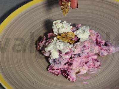 Burokėlių salotas su riešutais Žingsnis 6