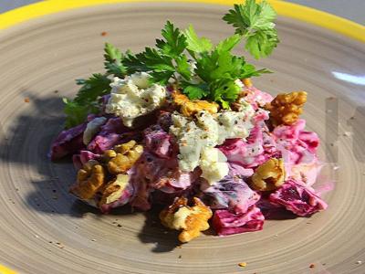 Burokėlių salotas su riešutais pagrindine nuotrauka