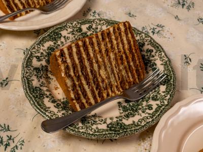 Medus tortas be glitimo pagrindine nuotrauka