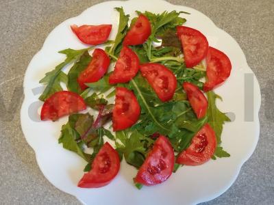 Salotas su kepta vištienos krūtinėle, kiaušiniu ir sūriu Žingsnis 1