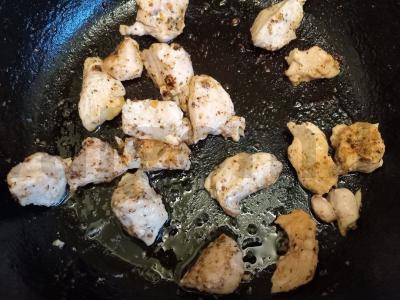 Salotas su kepta vištienos krūtinėle, kiaušiniu ir sūriu Žingsnis 3