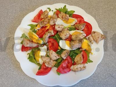 Salotas su kepta vištienos krūtinėle, kiaušiniu ir sūriu Žingsnis 4