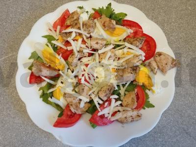 Salotas su kepta vištienos krūtinėle, kiaušiniu ir sūriu Žingsnis 5