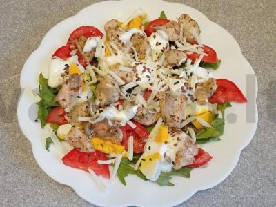 Salotas su kepta vištienos krūtinėle, kiaušiniu ir sūriu pagrindine nuotrauka