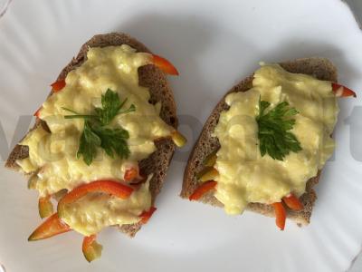 Užkandžių sumuštiniai su paprika orkaitėje pagrindine nuotrauka