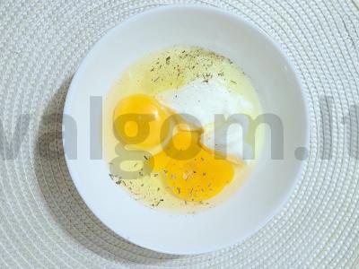 Omletas su graikišku jogurtu ir kalakutienos kumpiu Žingsnis 1