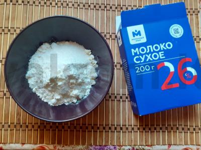 Blynai su varškės ir raudonųjų serbentų padažu pusryčiams Žingsnis 1