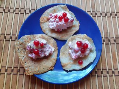 Blynai su varškės ir raudonųjų serbentų padažu pusryčiams pagrindine nuotrauka