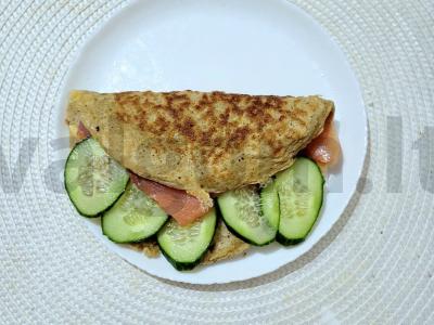 Naudingas avižų blynas su raudonąja žuvimi ir agurku pagrindine nuotrauka