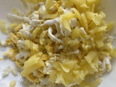 Salotos su virtais kiaušiniais, bulvėmis ir alyvuogėmis Žingsnis 1