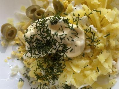 Salotos su virtais kiaušiniais, bulvėmis ir alyvuogėmis Žingsnis 3