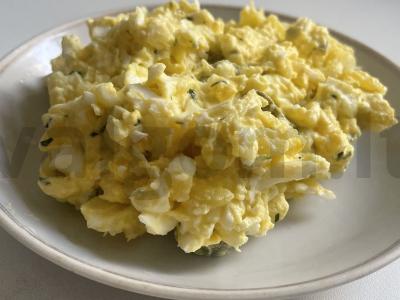 Salotos su virtais kiaušiniais, bulvėmis ir alyvuogėmis pagrindine nuotrauka