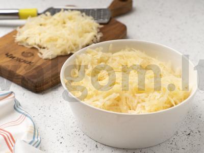 Bulviniai blynai su rūkytomis dešromis Žingsnis 1