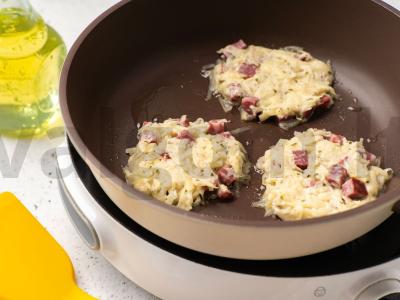 Bulviniai blynai su rūkytomis dešromis Žingsnis 3