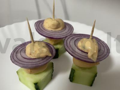 Užkandžių kanapės su skamorca sūriu pagrindine nuotrauka