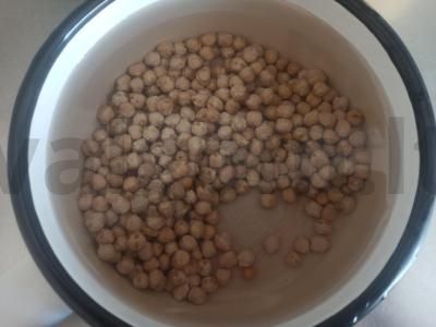 Keptas avinžirnis su česnaku, druska ir paprika Žingsnis 1