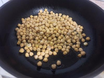 Keptas avinžirnis su česnaku, druska ir paprika Žingsnis 3