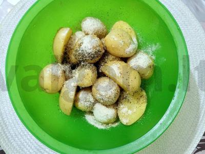 Keptas jaunas bulvės su česnaku orkaitėje Žingsnis 1