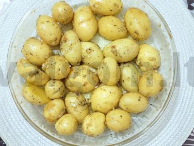 Keptas jaunas bulvės su česnaku orkaitėje Žingsnis 2