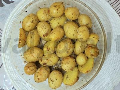 Keptas jaunas bulvės su česnaku orkaitėje pagrindine nuotrauka