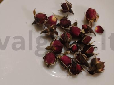 Raminantis arbata su ramunėlėmis ir rožių žiedlapiais Žingsnis 1