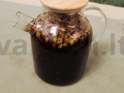 Raminantis arbata su ramunėlėmis ir rožių žiedlapiais Žingsnis 4