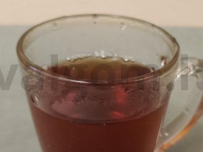 Raminantis arbata su ramunėlėmis ir rožių žiedlapiais pagrindine nuotrauka