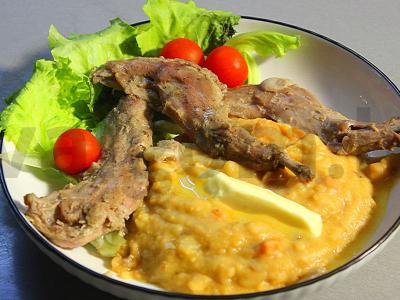 Kailinis triušis žirnių troškinyje su daržovėmis pagrindine nuotrauka