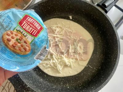 Pica su kumpiu ant kvietinės tortilijos Žingsnis 1