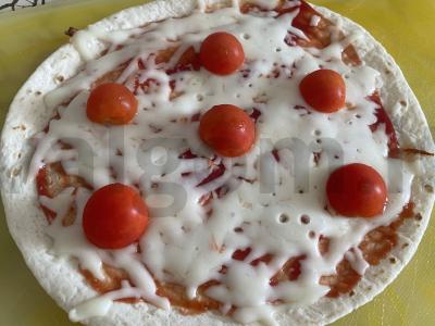 Pica su kumpiu ant kvietinės tortilijos pagrindine nuotrauka