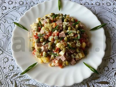 Olivjė su keptais daržovėmis ir putpelių kiaušiniais pagrindine nuotrauka