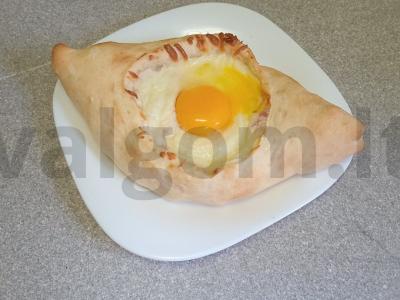 Hachapuri po-adžarski su bekonu pagrindine nuotrauka