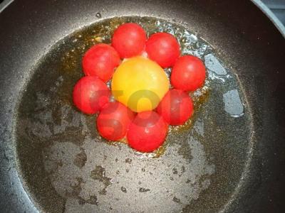 Kiaušinienė su pomidorais pusryčiams Žingsnis 4