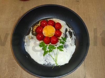 Kiaušinienė su pomidorais pusryčiams pagrindine nuotrauka
