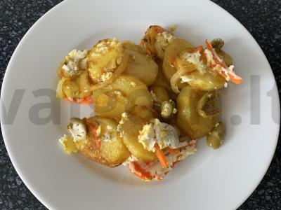 Jauni bulvės su daržovėmis orkaitėje pagrindine nuotrauka