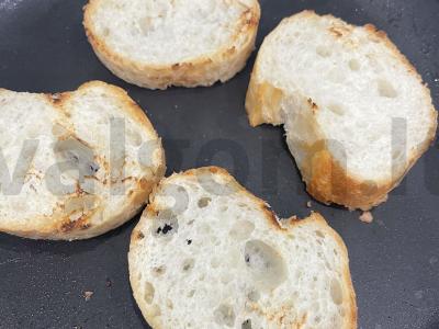 Brusketa su salchichon dešra ir agurkų salotu Žingsnis 2