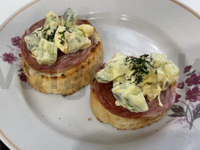 Brusketa su salchichon dešra ir agurkų salotu Žingsnis 6