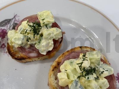 Brusketa su salchichon dešra ir agurkų salotu pagrindine nuotrauka