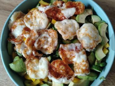 Daržovių salotas su rukola ir halumi sūriu pagrindine nuotrauka