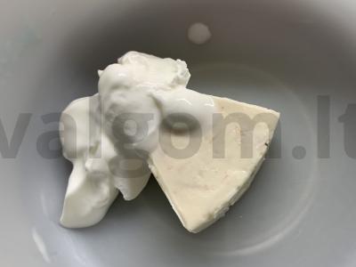 Užkandis ant krekerių su pomidorais, sūriu ir česnaku Žingsnis 1