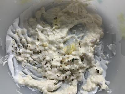 Užkandis ant krekerių su pomidorais, sūriu ir česnaku Žingsnis 2