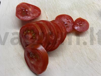 Užkandis ant krekerių su pomidorais, sūriu ir česnaku Žingsnis 3